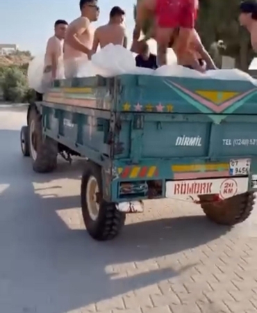 Römorku mobil havuz yapıp, şehir turu attılar