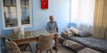 Tahliye edilen dede ve torunları, yeni evlerine taşındı