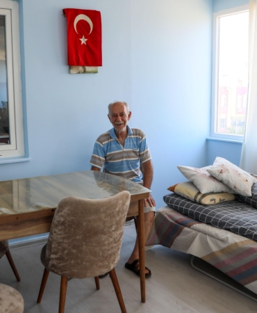 Tahliye edilen dede ve torunları, yeni evlerine taşındı