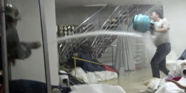 Dükkanındaki gelinlikleri yakmaya çalışan iş yeri sahibine tazyikli suyla müdahale