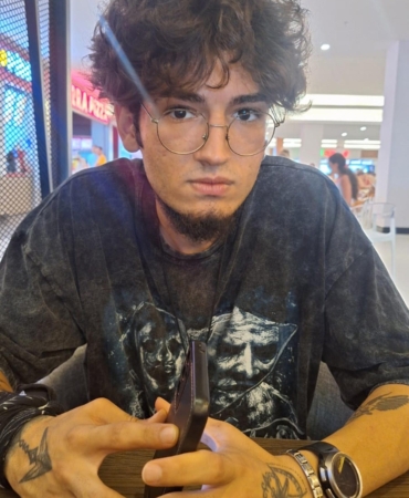 Savrulan otomobilin çarptığı Arda öldü