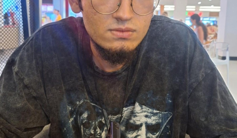 Savrulan otomobilin çarptığı Arda öldü