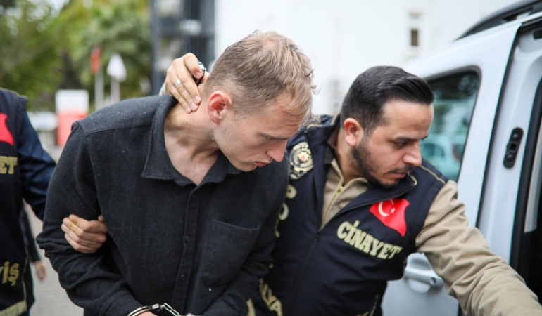 Babasını öldürmekten yargılanan sanığın tahliye talebine ret