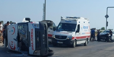 Ambulans kaza yaptı: 3 yaralı