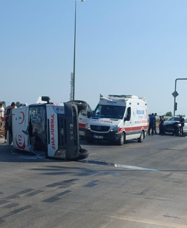 Ambulans kaza yaptı: 3 yaralı