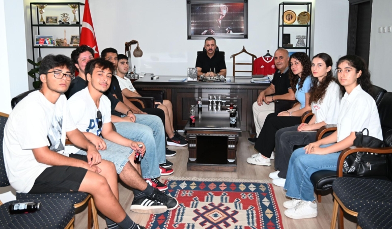 Sınavda derece yapan öğrencilerden protokole ziyaret