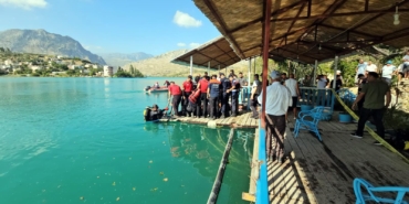 Tatile geldi, baraj gölüne düşen terliğini almak isterken boğuldu