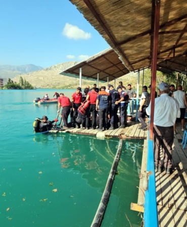 Tatile geldi, baraj gölüne düşen terliğini almak isterken boğuldu