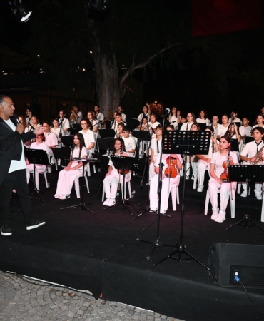 Kemer’de sokak hayvanları yararına konser