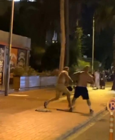 Rusların tekme ve yumruklu kavgası kamerada