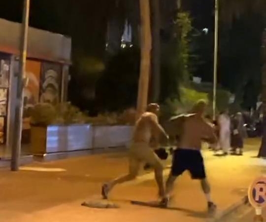 Rusların tekme ve yumruklu kavgası kamerada