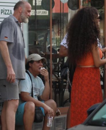 Trans birey evinde boğazı kesilmiş halde ölü bulundu