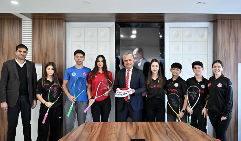Muratpaşa’nın Gururu: İstanbul’da Squash Şampiyonası!