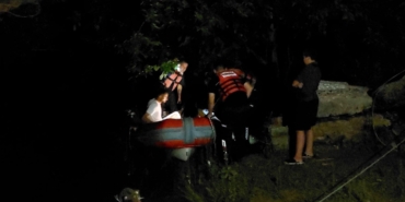 Su seviyesi yükselince ırmaktaki adacıkta mahsur kalan 2 kişi kurtarıldı