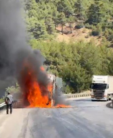 Buğday yüklü TIR yandı