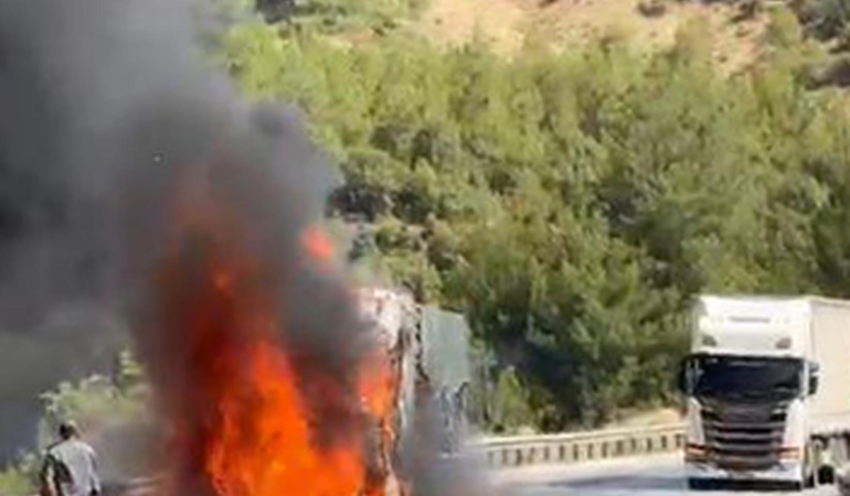 Buğday yüklü TIR yandı