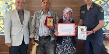 Afyonkarahisarlı çift, tüm mal varlıkları olan evi jandarmaya bağışladı
