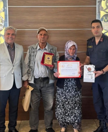 Afyonkarahisarlı çift, tüm mal varlıkları olan evi jandarmaya bağışladı