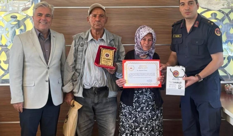 Afyonkarahisarlı çift, tüm mal varlıkları olan evi jandarmaya bağışladı