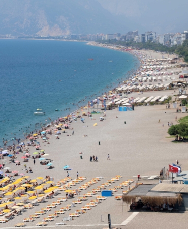 Konyaaltı Sahili’nde hafta sonu yoğunluğu