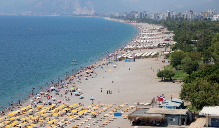 Konyaaltı Sahili’nde hafta sonu yoğunluğu