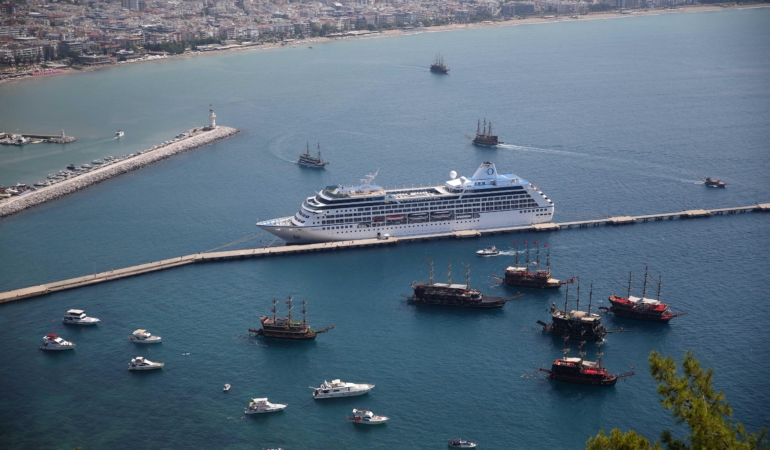 ABD’li turistler, kruvaziyerle Alanya’ya geldi