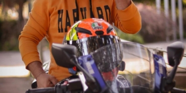 Ön tekerini kaldırarak kullandığı motosikletiyle yaptığı kazada öldü