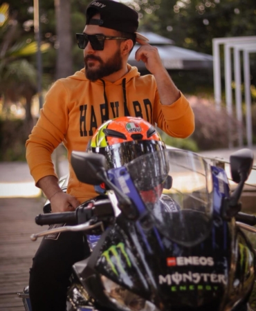 Ön tekerini kaldırarak kullandığı motosikletiyle yaptığı kazada öldü