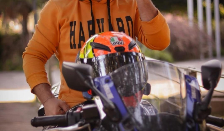 Ön tekerini kaldırarak kullandığı motosikletiyle yaptığı kazada öldü