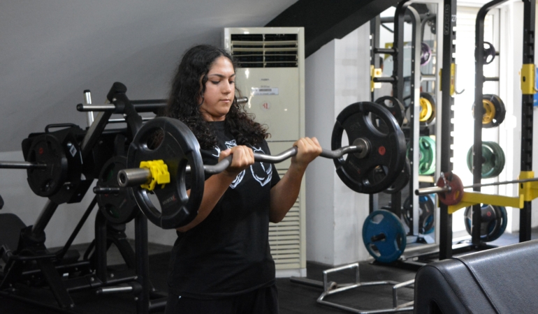 Depremzede Zehra, bilek gücüyle hayata yeniden tutundu