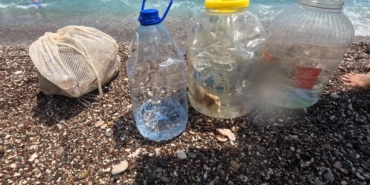 Balık tutarken denizi kirletiyorlar