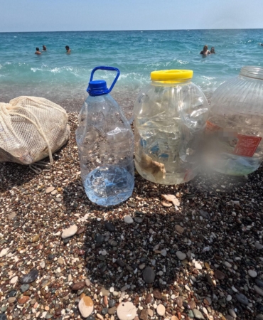 Balık tutarken denizi kirletiyorlar