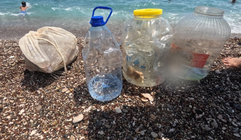 Balık tutarken denizi kirletiyorlar