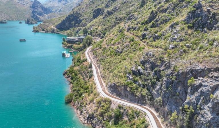 Büyükşehir Oymapınar Barajı çevresindeki yolları asfaltlıyor