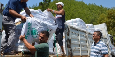 Büyükşehir Alanyalı çiftçilere 10 ton kaolin kili dağıttı