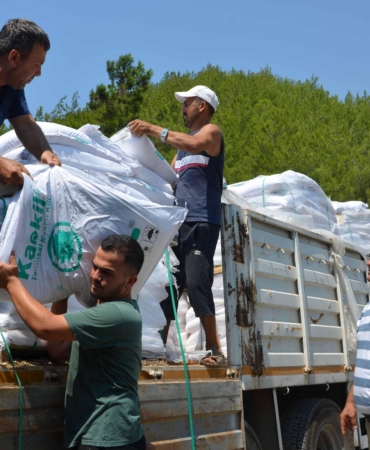 Büyükşehir Alanyalı çiftçilere 10 ton kaolin kili dağıttı