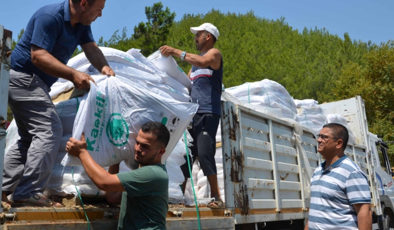 Büyükşehir Alanyalı çiftçilere 10 ton kaolin kili dağıttı