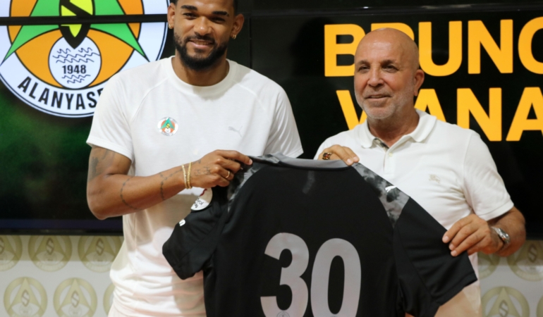 Alanyaspor’da 4 imza birden