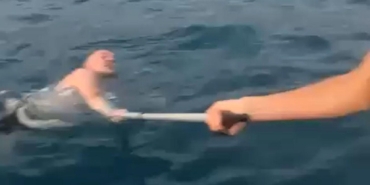 Boğulma tehlikesi geçiren Ukraynalıyı tekneciler kurtardı