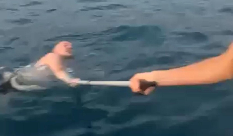 Boğulma tehlikesi geçiren Ukraynalıyı tekneciler kurtardı