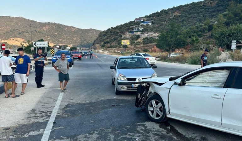 Otomobiller çarpıştı: 7 yaralı