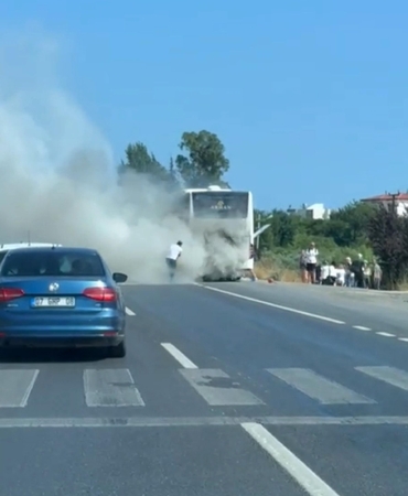 Seyir halindeki tur otobüsü yandı