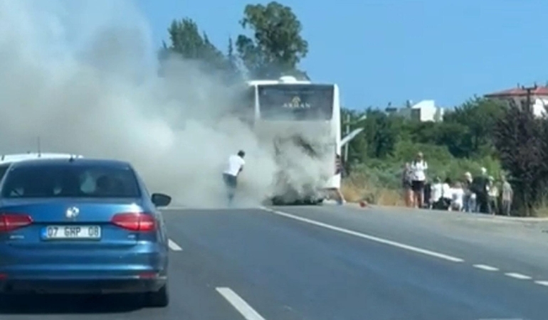 Seyir halindeki tur otobüsü yandı