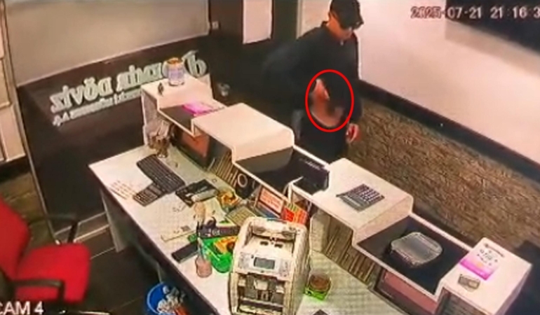 Oyuncak tabancayla döviz bürosunu soymaya kalkıştı