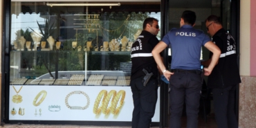 Kuyumcudan 750 bin liralık bilezik çalıp kaçtı