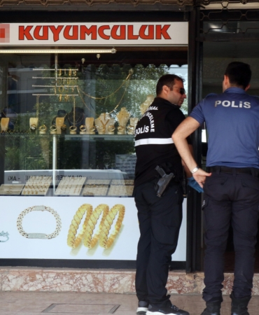 Kuyumcudan 750 bin liralık bilezik çalıp kaçtı