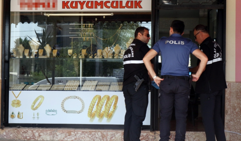 Kuyumcudan 750 bin liralık bilezik çalıp kaçtı