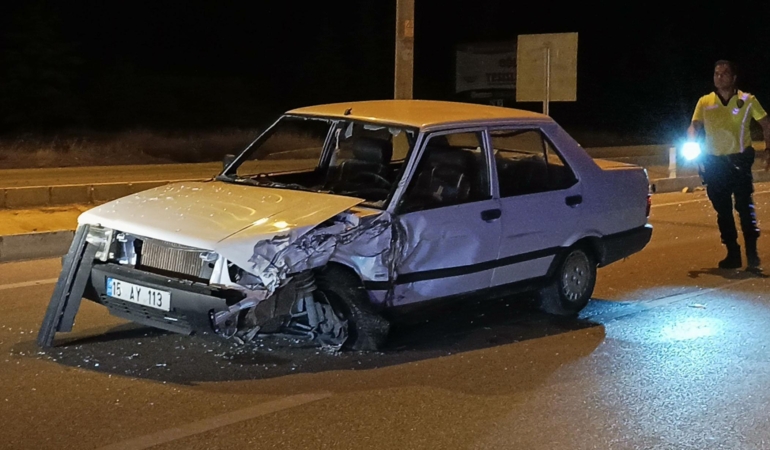 Otomobiller çarpıştı: 2 yaralı