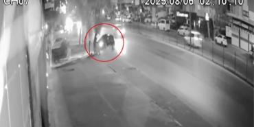 Alkollü ve ehliyetsiz sürücü otomobiliyle ağaca ve iş yerine çarptı