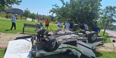 Otomobil ağaca çarpıp ters döndü, sürücü yaralandı